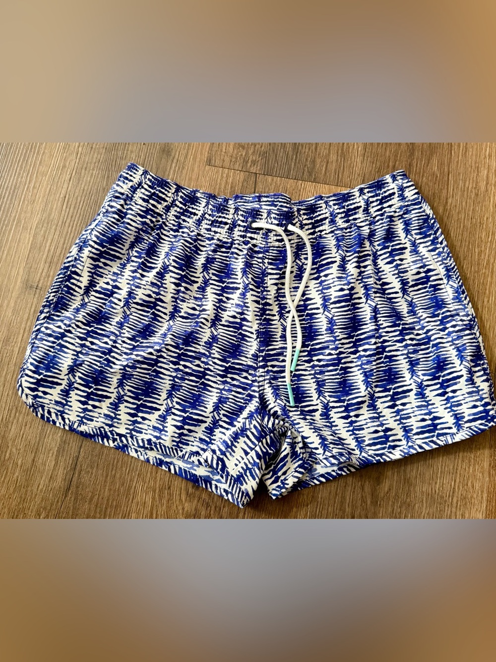 Vineyard Vines Women’s Blue and White Patterned Drawstring Shorts size xs